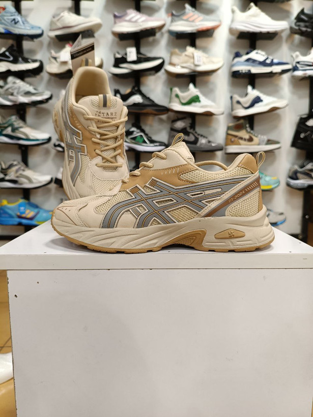 کفش آسیکس مناسب پیادهروی سایز ۴۰ و ۳۷