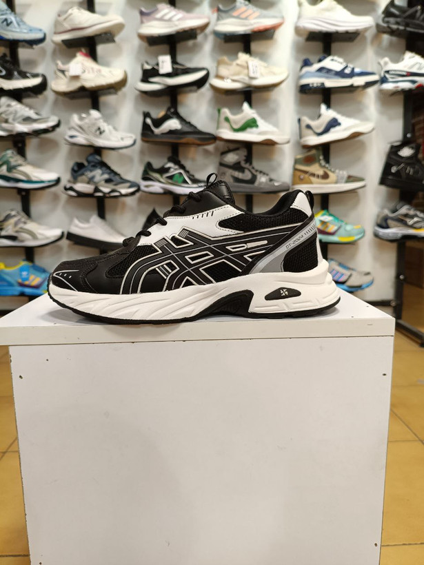 کفش آسیکس مناسب پیادهروی سایز ۴۰ و ۳۷