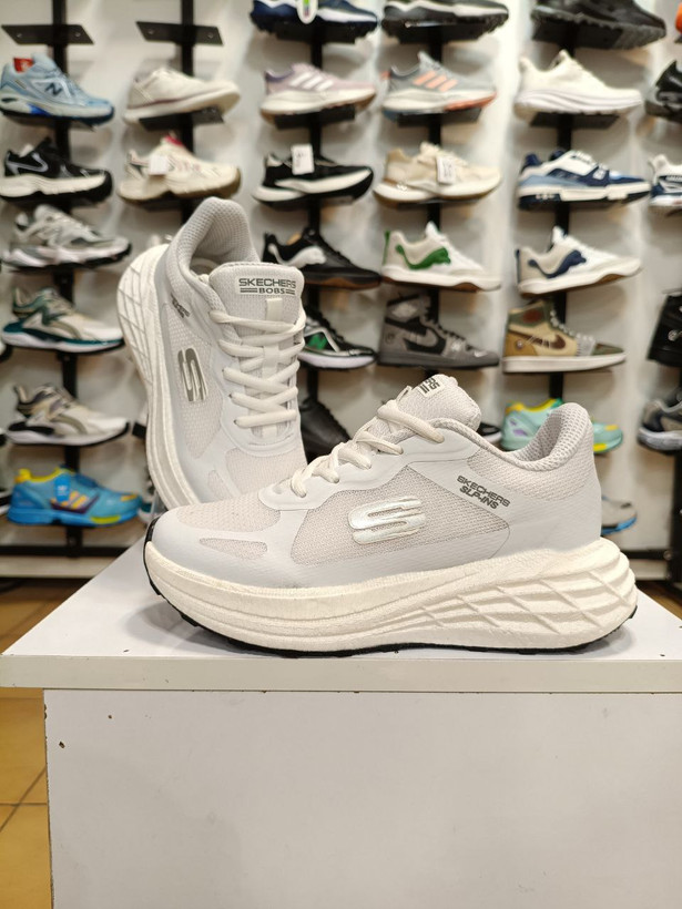 نمای نزدیک از ساختار اشتروبل و انعطاف پذیری کفش